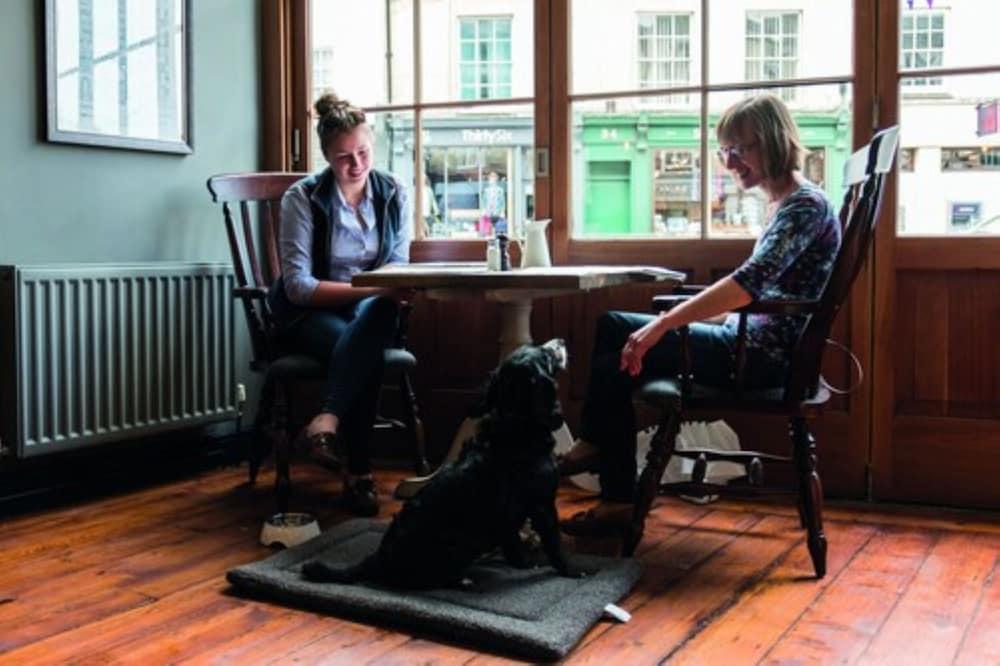 The Fleece At Cirencester Luaran gambar The interior of the café