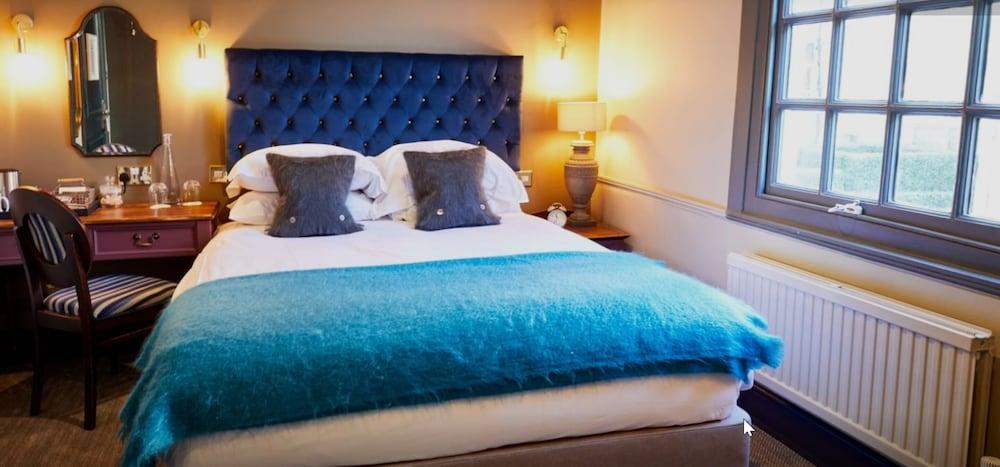 The Fleece At Cirencester Luaran gambar A bed with a blue throw
