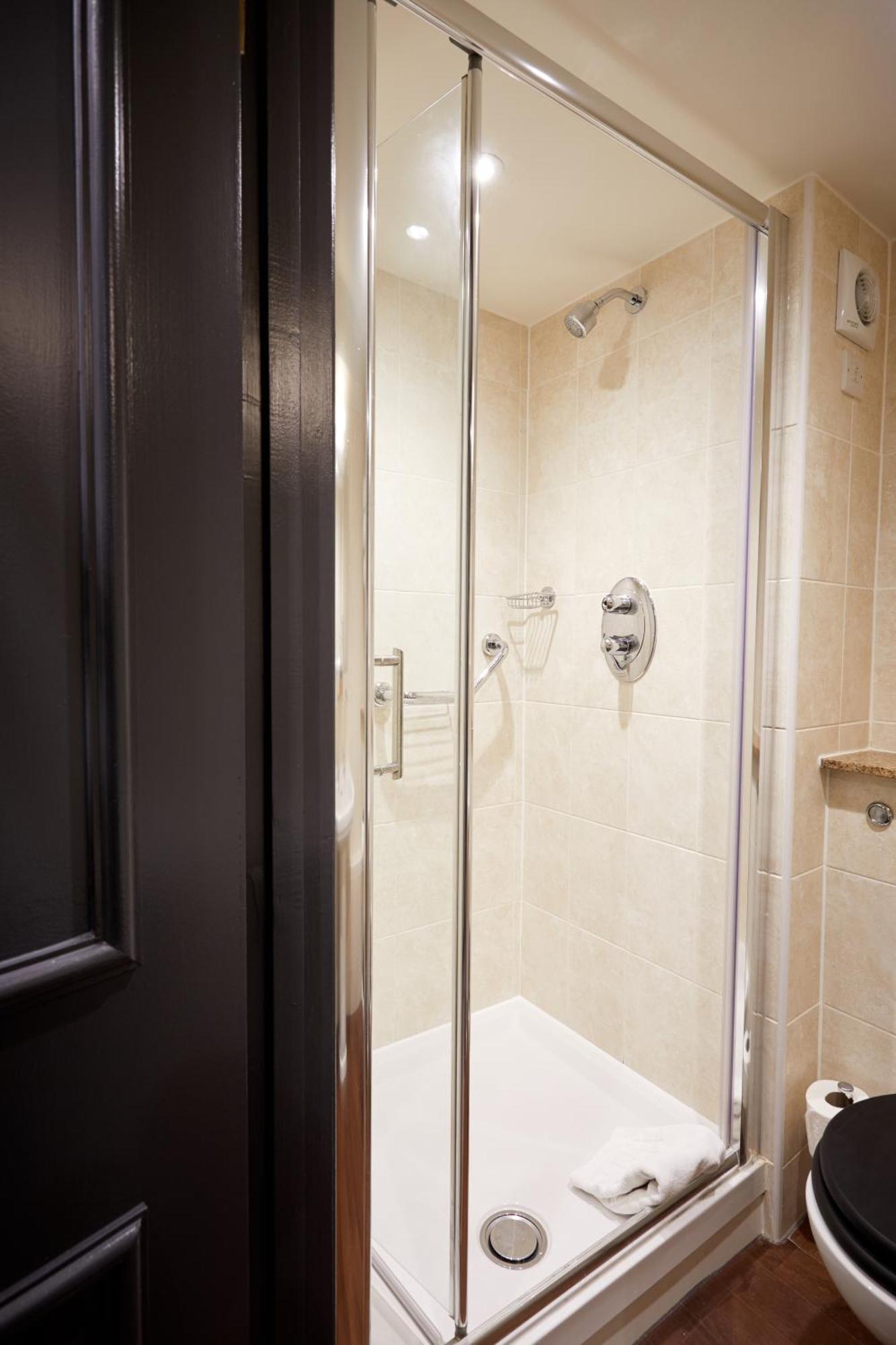 The Fleece At Cirencester Luaran gambar A shower enclosure