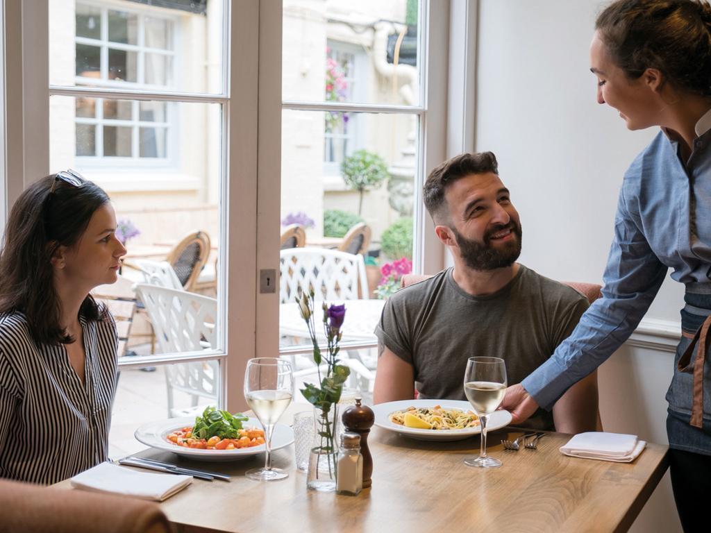 The Fleece At Cirencester Luaran gambar A waitress serving customers