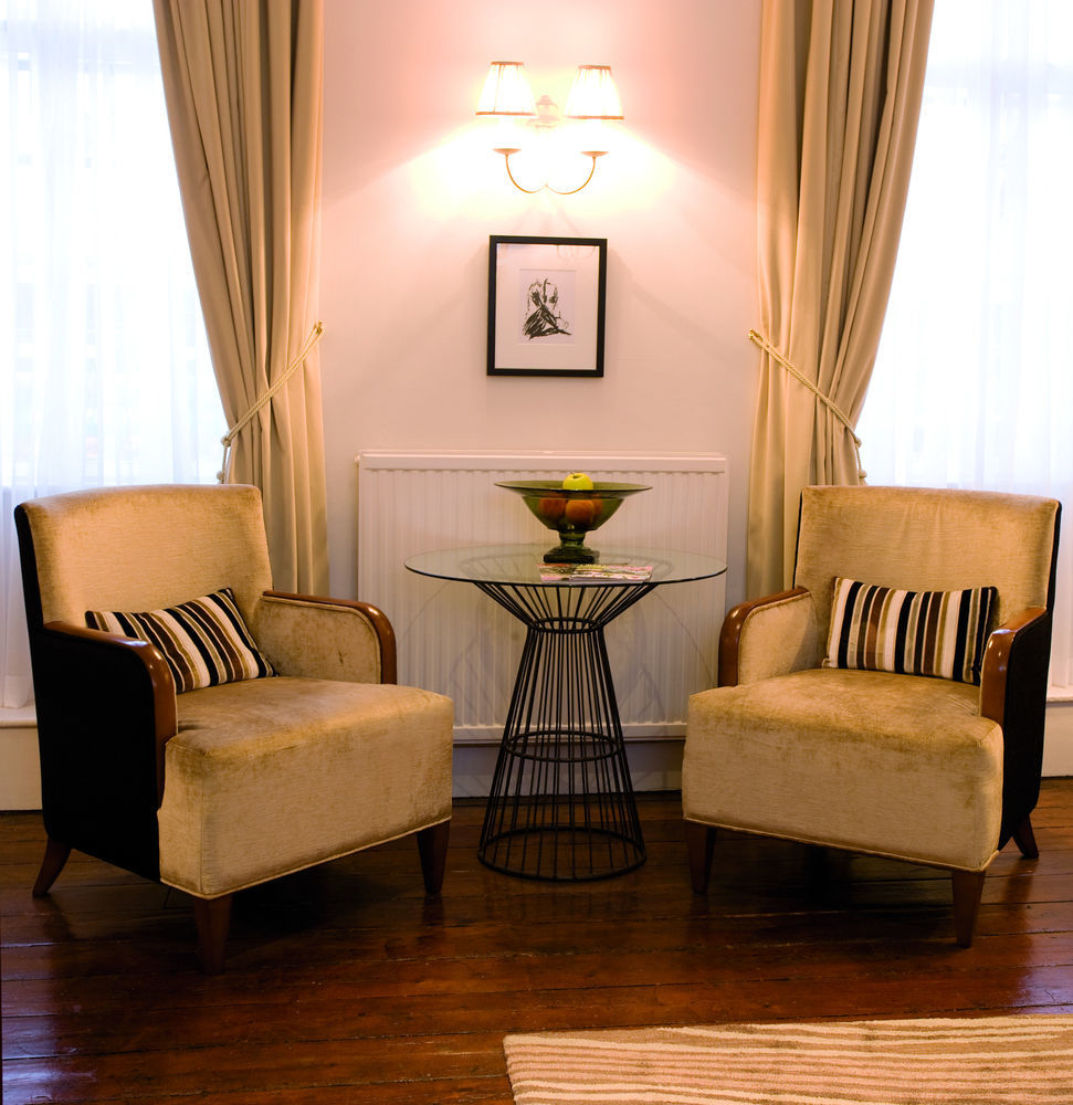 The Fleece At Cirencester Luaran gambar A pair of club chairs
