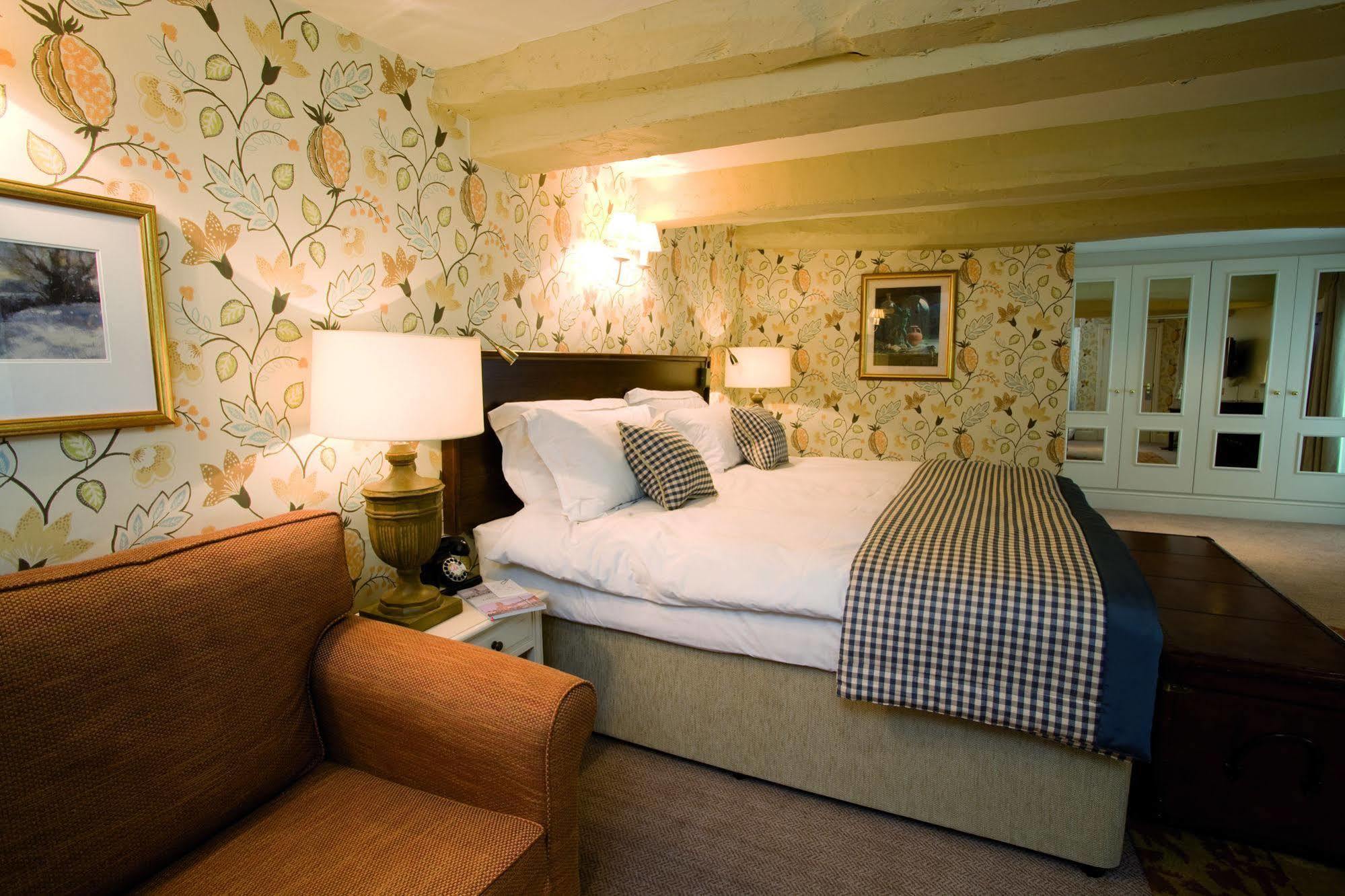 The Fleece At Cirencester Luaran gambar A bedroom at the hotel