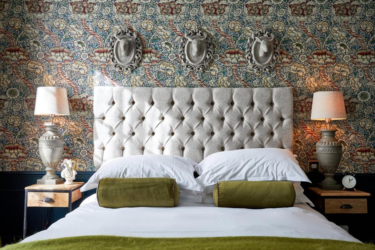 The Fleece At Cirencester Luaran gambar A bedroom at The Ivy Hotel